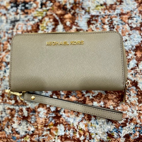 MICHAEL KORS STUDDED SELMA & WALLET COMBO - Picture 6 of 12